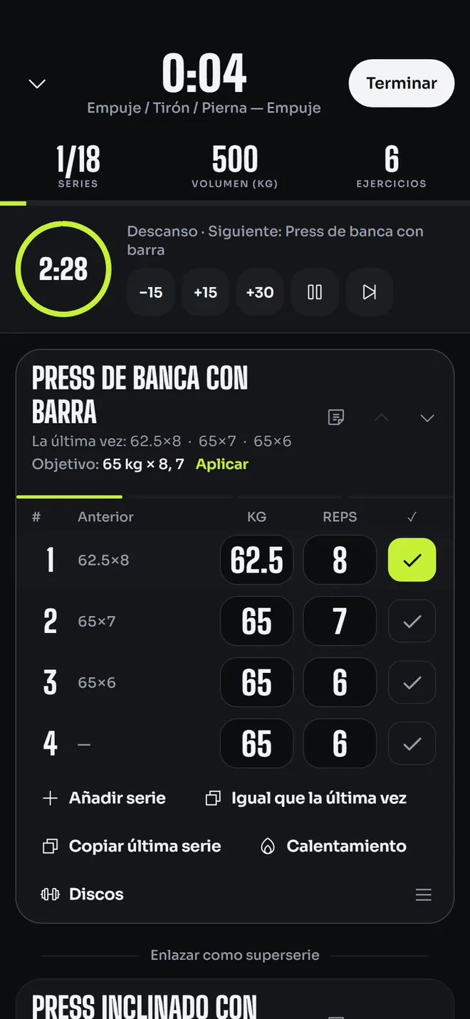 Registrando un entreno: peso y repeticiones de cada serie, con el descanso en marcha